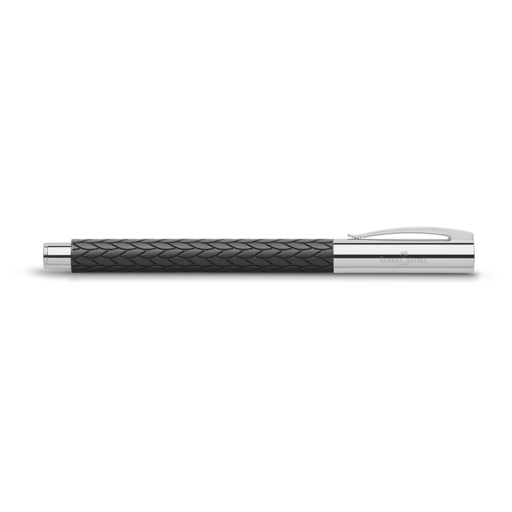 Sei interessato a questo prodotto? Contatta il nostro servizio clienti. CLICCA QUI Linea AMBITION WOOD NOCE Realizzata in resina design croco Fusto inciso stampa 3D Colore nero Cup e puntale in metallo Finitura lucida Refill nero Utilizzabile anche fineliner Confezione origianale Faber Castelllogo marchio faber castell