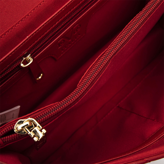 Realizzata in PU cucito Colore rosso 2 Comparti Tasca centrale con zip Chiusura con magnete Tracolla metallo fissa Metalli finitura oro Organizzazione interna 2 Tasche porta cellulare 1 Tasca con zip 27 x 10 x 17 Confezione originale Versace